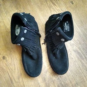 Minnetonka Moccasins Low Boots with Fringe - Women's Size 8 - Black Suede